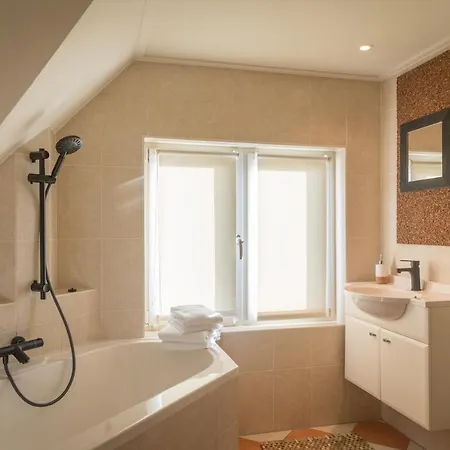 Bed & Breakfast Hoeve 'vlakbij Oost' - - Farm Stables *